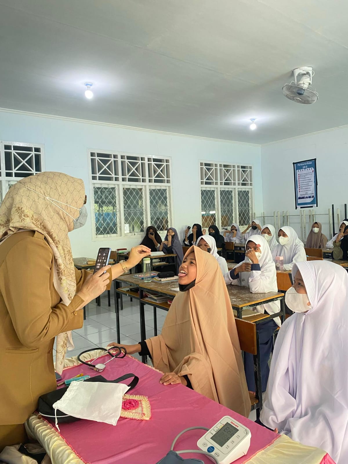 Tim Surveilans Dinkes Kota Ternate saat melakukan pemantauan kontak erat suspek Difteri
